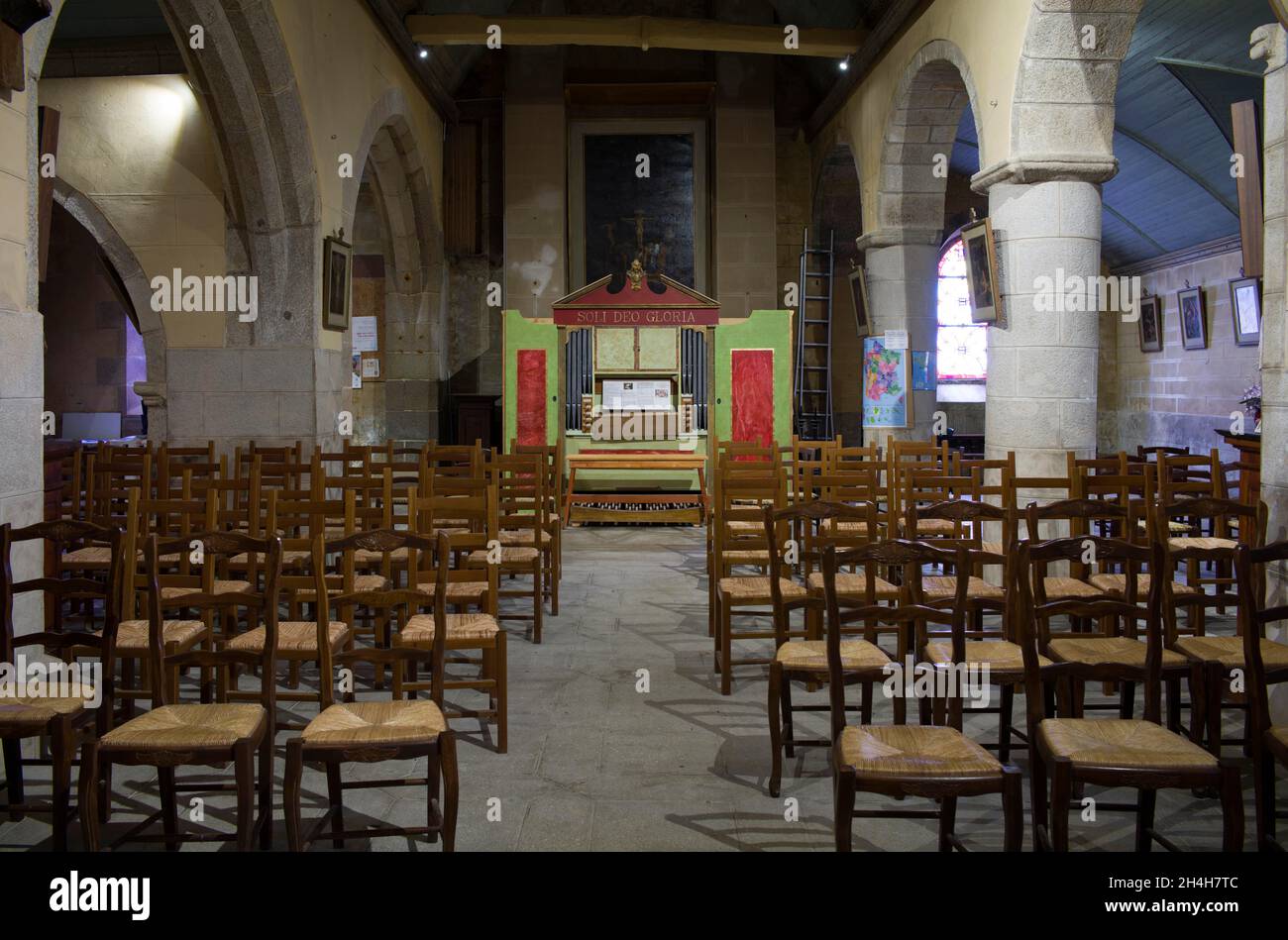 Doppio pianoforte all'interno della chiesa costiera Eglise Saint-Michel, Saint-Michel-en-Greve (Breton: Lokmikael-an-Traezh), Cotes-d'Armor Foto Stock