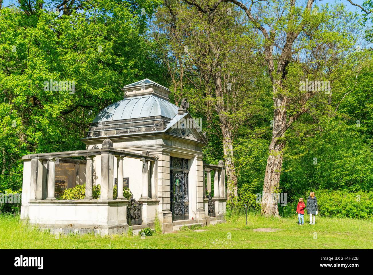 Donna e ragazza di fronte a una tomba, storico cimitero sud-occidentale Stahnsdorf, Potsdam-Mittelmark, Brandeburgo, Germania Foto Stock