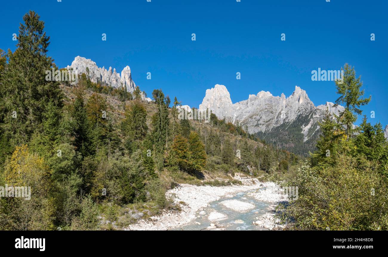 Torrente che attraversa la Val Pradidali, Parco Naturale Paneveggio pale di San Martino, Passo Rolle, Trentino, Italia Foto Stock
