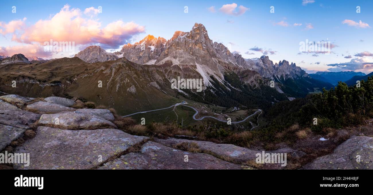 Cimon della pala al tramonto, Gruppo pala, Parco Naturale Paneveggio pale di San Martino, Passo Rolle, Trentino, Italia Foto Stock