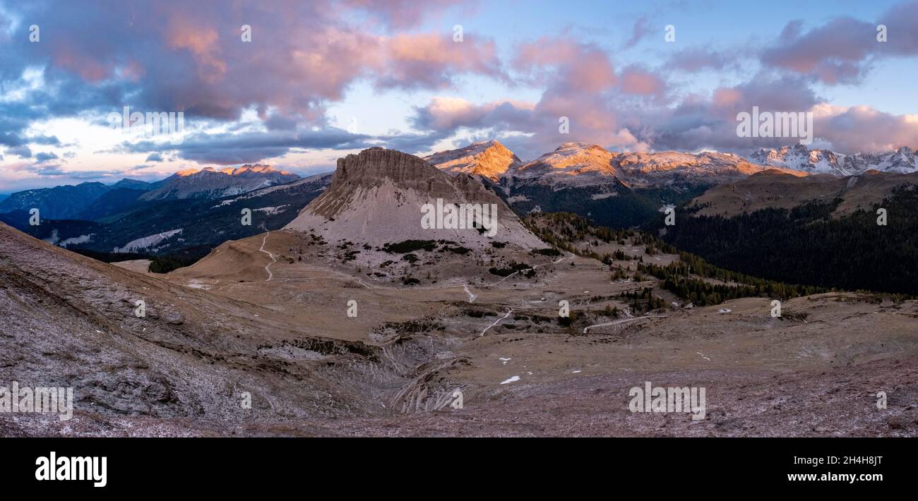 Monte Castellaz e Lagorai all'alba, Parco Naturale Paneveggio pale di San Martino, Passo Rolle, Trentino Foto Stock
