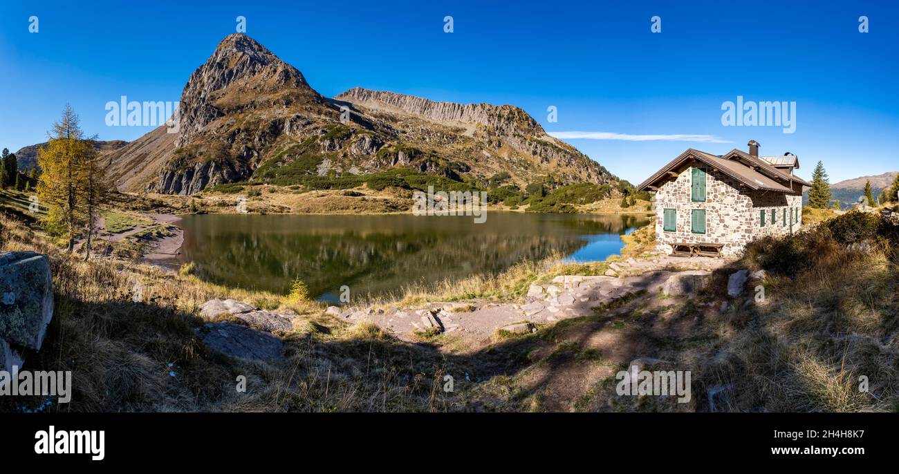 Rifugio sul Lago del Colbricon, Laghi di Colbricon, Parco Naturale Paneveggio pale di San Martino, Passo Rolle, Trentino, Italia Foto Stock