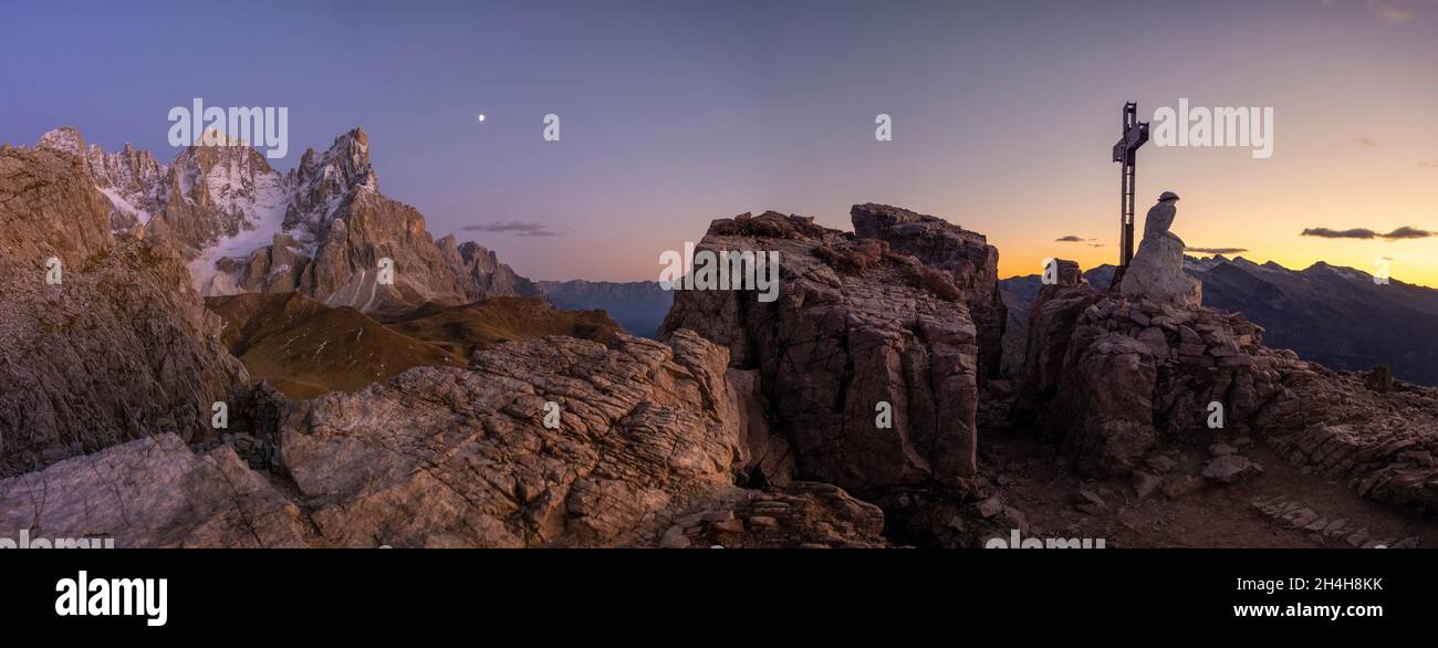 Croce di vetta e figura di Gesù sul Monte Castellaz, tramonto, sullo sfondo Gruppo pala, Cimon della pala, Parco Naturale Paneveggio pale di San Foto Stock