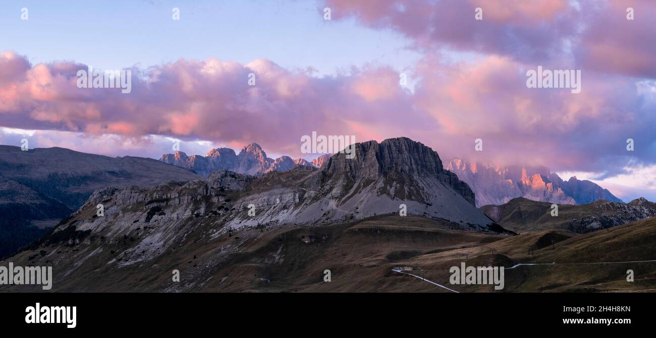 Monte Castellaz al tramonto, Parco Naturale Paneveggio pale di San Martino, Rollepass, Trentino, Italia Foto Stock