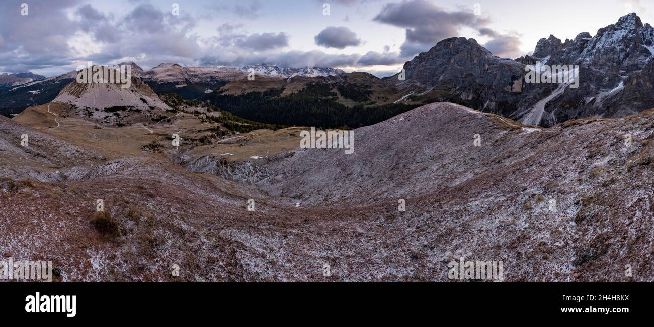 Monte Castellaz e Pala Group all'alba, Parco Naturale Paneveggio pale di San Martino, Passo Rolle, Trentino, Italia Foto Stock