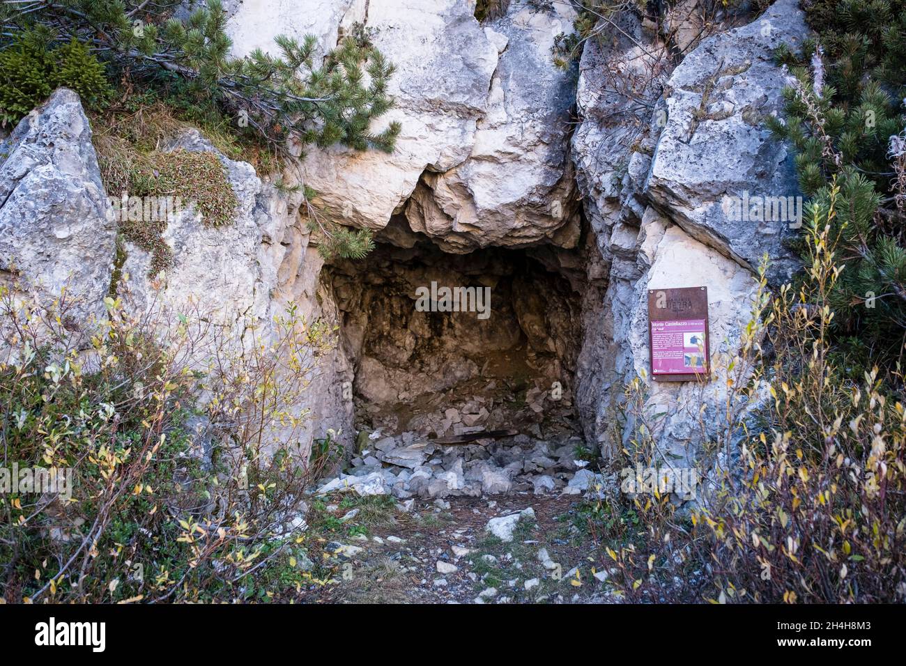 Antica galleria di guerra sul Monte Castellaz, Parco Naturale Paneveggio pale di San Martino, Passo di Rollepass, Trentino, Italia Foto Stock