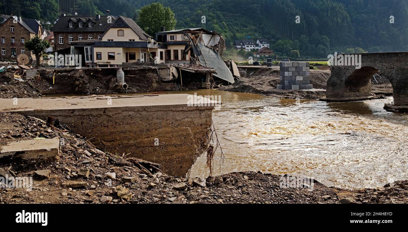 Disastro alluvione 2021, distrutto ponte Nepomuk sul fiume Ahr, Rech, valle Ahr, Eifel, Renania-Palatinato, Germania Foto Stock