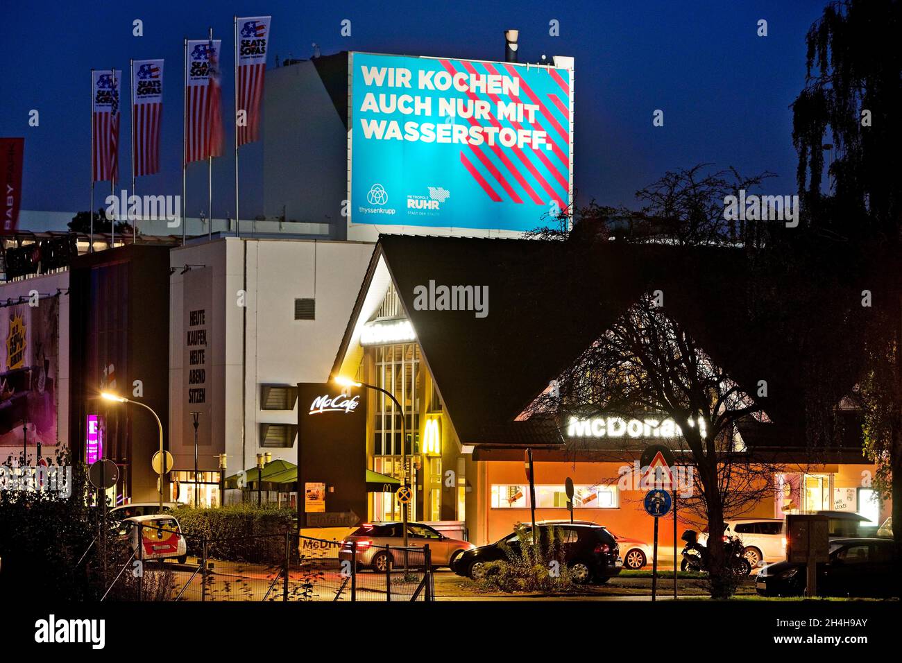 McDonald's e grande poster clima acciaio allo stabilimento di ThyssenKrupp Steel Bochum, zona della Ruhr, Renania settentrionale-Vestfalia, Germania Foto Stock