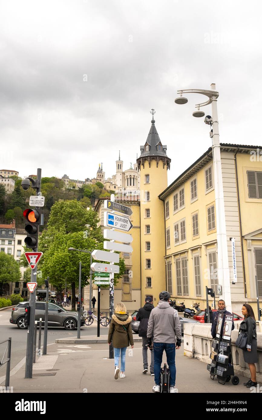 LIONE, FRANCIA, 7 APRILE 2019: La gente cammina lungo una strada stretta nel centro storico di Lione, Francia. Foto Stock