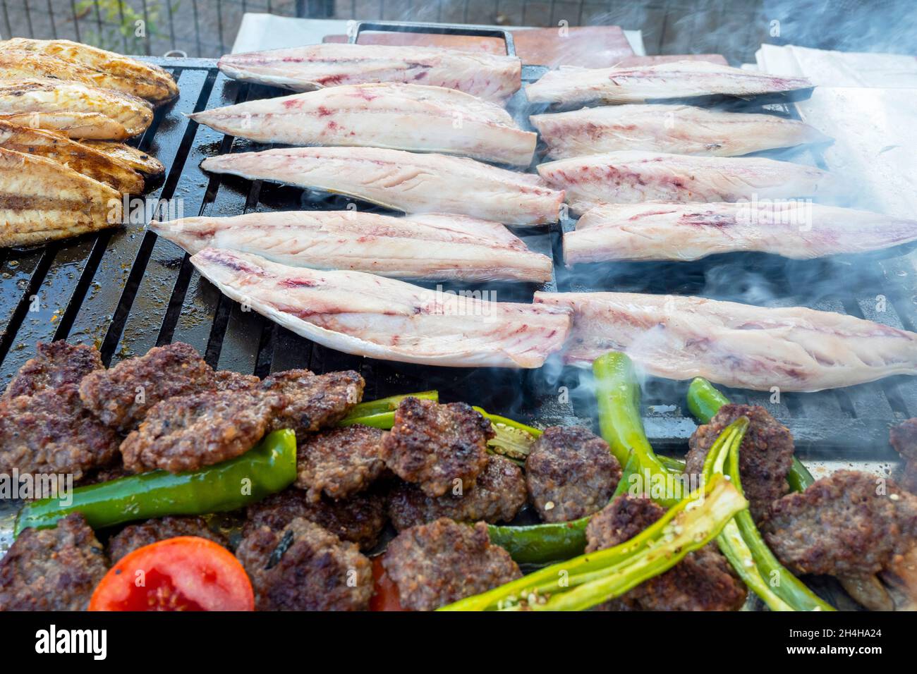 Sgombro alla griglia in un mercato di strada a Istanbul. Sgombro alla griglia conosciuto anche come Balik Ekmek tradizionale turco sandwich con pesce Foto Stock