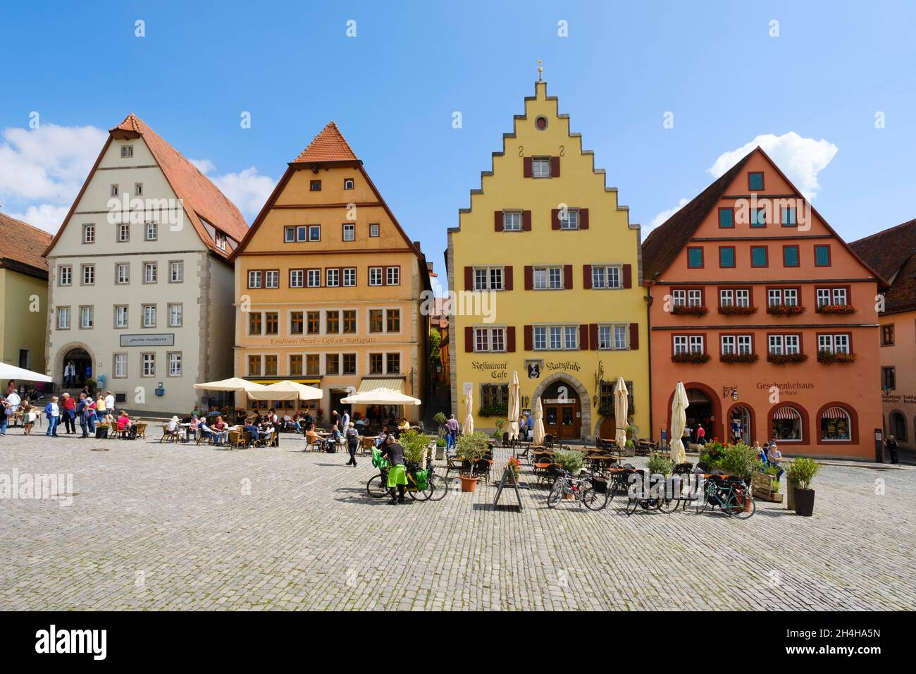 Case a volta sulla piazza del mercato, città vecchia, Rothenburg ob der Tauber, Valle Tauber, Franconia, Baviera, Germania Foto Stock