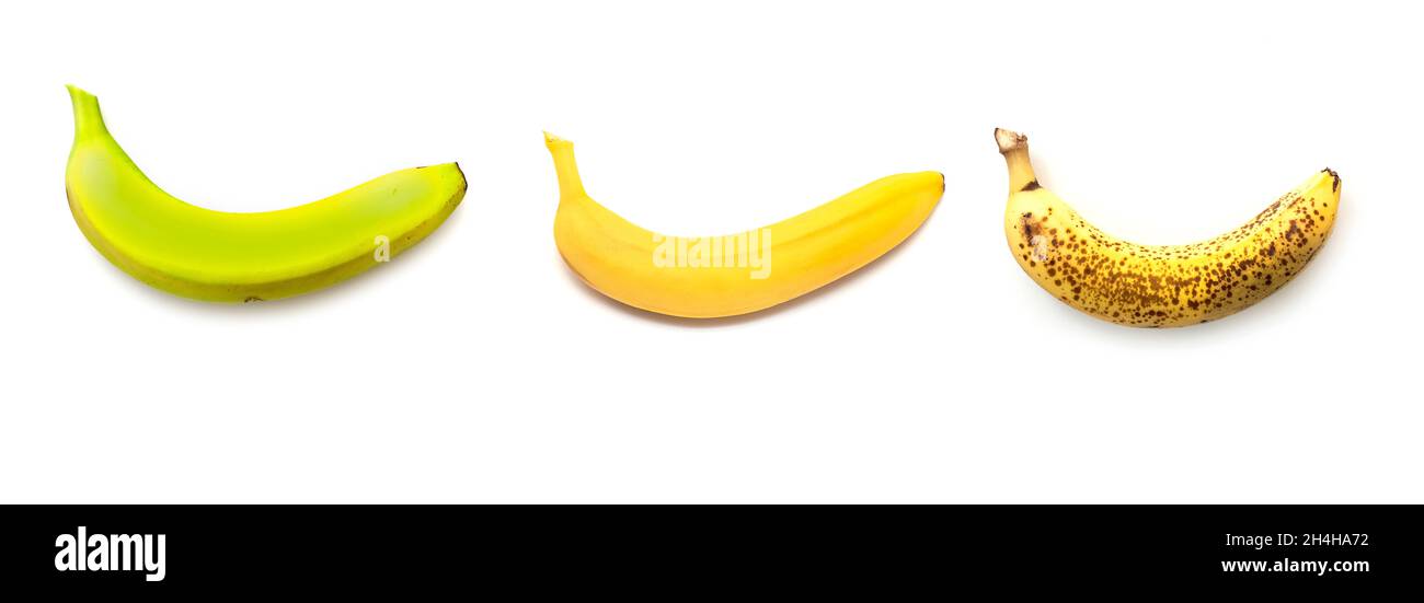 Tre tipi di banana: Unmature, verdi, normali mature, troppo mature isolate su bianco. Vista laterale. Foto Stock