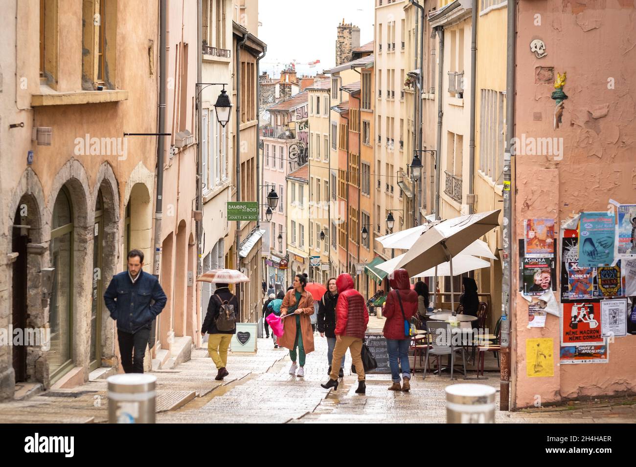 LIONE, FRANCIA, 7 APRILE 2019: La gente cammina lungo una strada stretta nel centro storico di Lione, Francia. Foto Stock