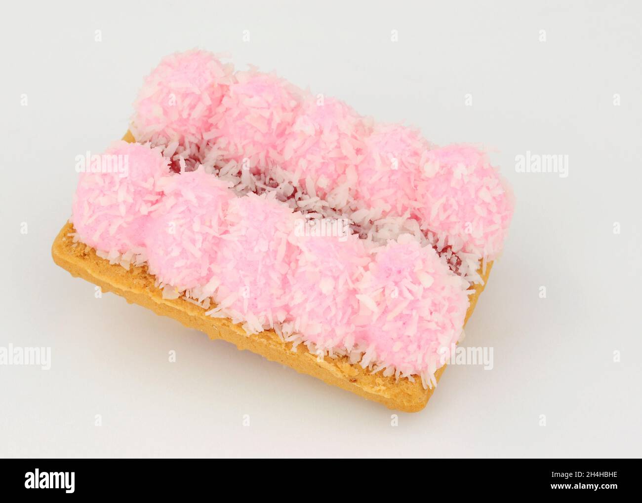 Gruppo di marmellata mallows biscotti morbidi e friabile ricoperti di arata rosa e confettura di sapore lampone cosparsi di cocco Foto Stock
