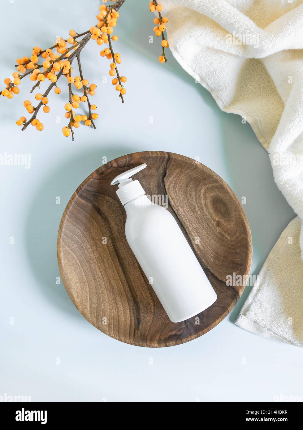 Bottiglia di plastica bianca con pump mock up, utilizzata per sapone liquido, shampoo e lozione su vassoio di legno su sfondo blu. Vista dall'alto Foto Stock