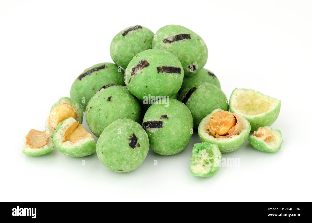 Gruppo di arachidi tostate rivestite con wasabi con un forte sapore di rafano di senape calda Foto Stock