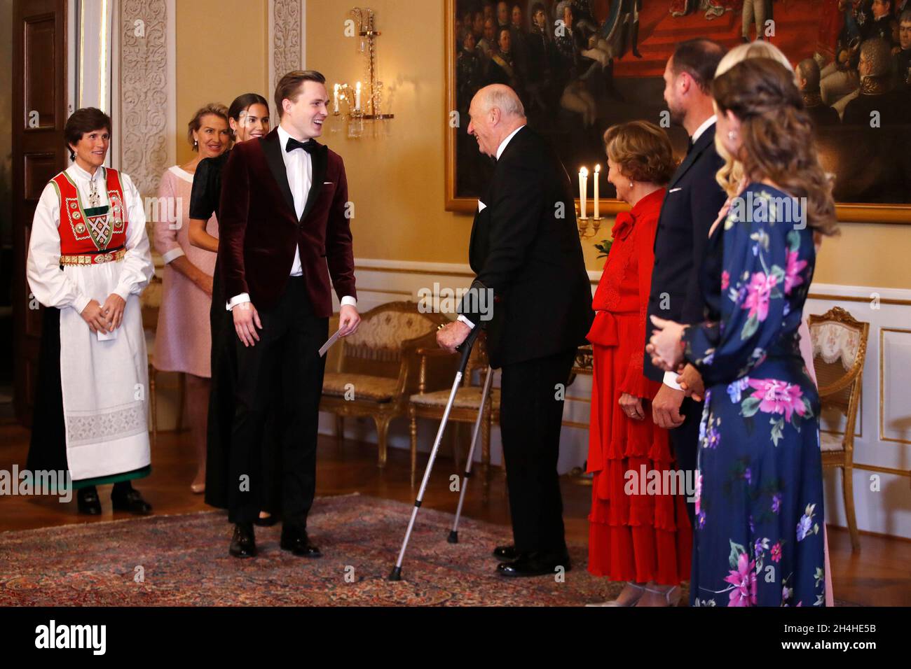 Oslo 20211102.Karsten Warholm arriva al Palazzo dove Re Harald e Regina Sonja ospitano la cena per gli atleti delle Olimpiadi e Paralimpiadi di Tokyo. Foto: Javad Parsa / NTB Foto Stock