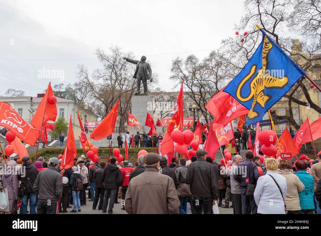 Vladivostok, Russia - 1 maggio 2016: Incontro del partito politico del Partito Comunista della Federazione Russa in un monumento a Lenin. Foto Stock