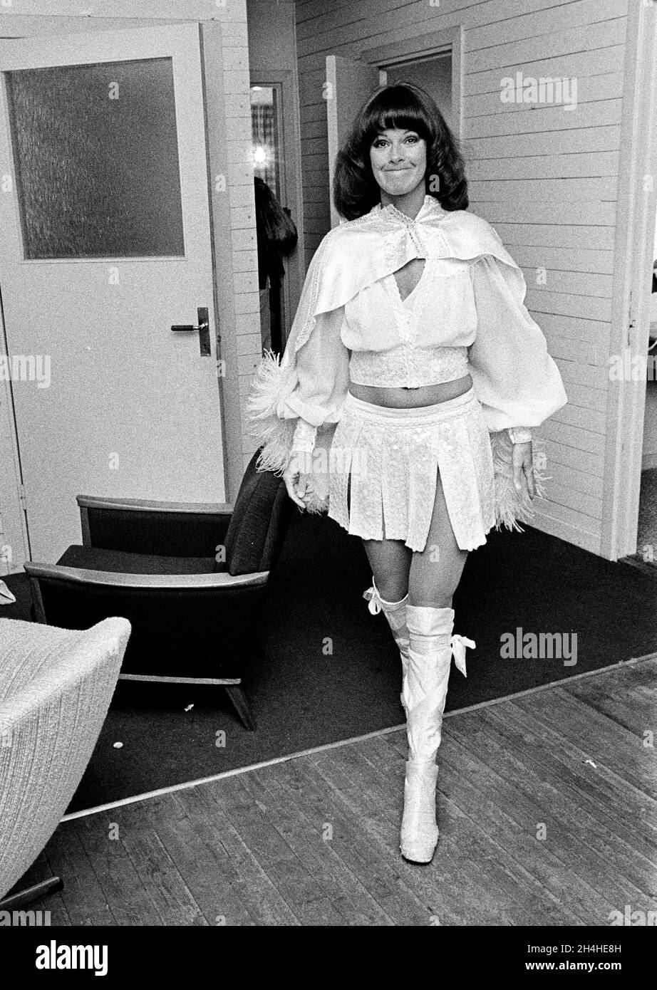 Gruppo pop svedese Abba membro anni-Frid Lyngstad nello spogliatoio prima di un concerto al Gamleby Folkpark di Vastervik, Svezia, 9 luglio 1975, durante “Abba Folkpark Tour 1975”.Foto: Christer Kindahl / Kamerabild / TT News Agency / Code 3019 Foto Stock