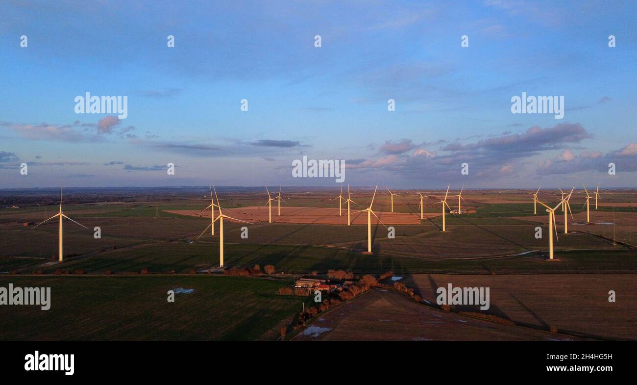 Una visione generale di alcune delle 26 turbine eoliche che compongono la fattoria del vento di Little Cheyne Court sul Marsh Romney vicino a Dungeness nel Kent. Le turbine, alte 115 metri, sono distribuite su un'area di 4 chilometri quadrati con una generazione di picco di 59.8 megawatt, generando abbastanza elettricità per alimentare 32,000 abitazioni. Data immagine: Martedì 2 novembre 2021. Foto Stock