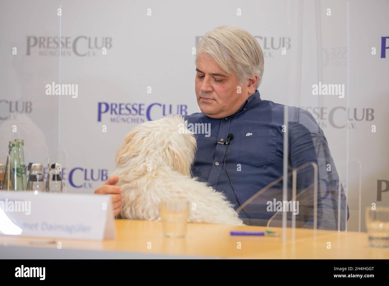 Mehmet Daimagüler, Rechtsanwalt und im NSU Prozess Vertreter der Nebenklage, mit Hund. Am 2. Novembre 2021 fand im Presseclub München eine von der Petra Kelly Stiftung organizierte Diskussion mit dem Titel (un-)vollständig aufgeklärt? 10 Jahre Selbstenttarnung des NSU und die Gefahr durch rechten Terror in Deutschland statt. * Mehmet Daimagueler, avvocato e rappresentante legale presso procuratori sussidiari, con il suo cane. Il 2 novembre 2021 si è discusso della fondazione Petra Kelly su dieci anni di auto-esposizione della Nazionale Socialista Underground - NSU e terrore di estrema destra Foto Stock