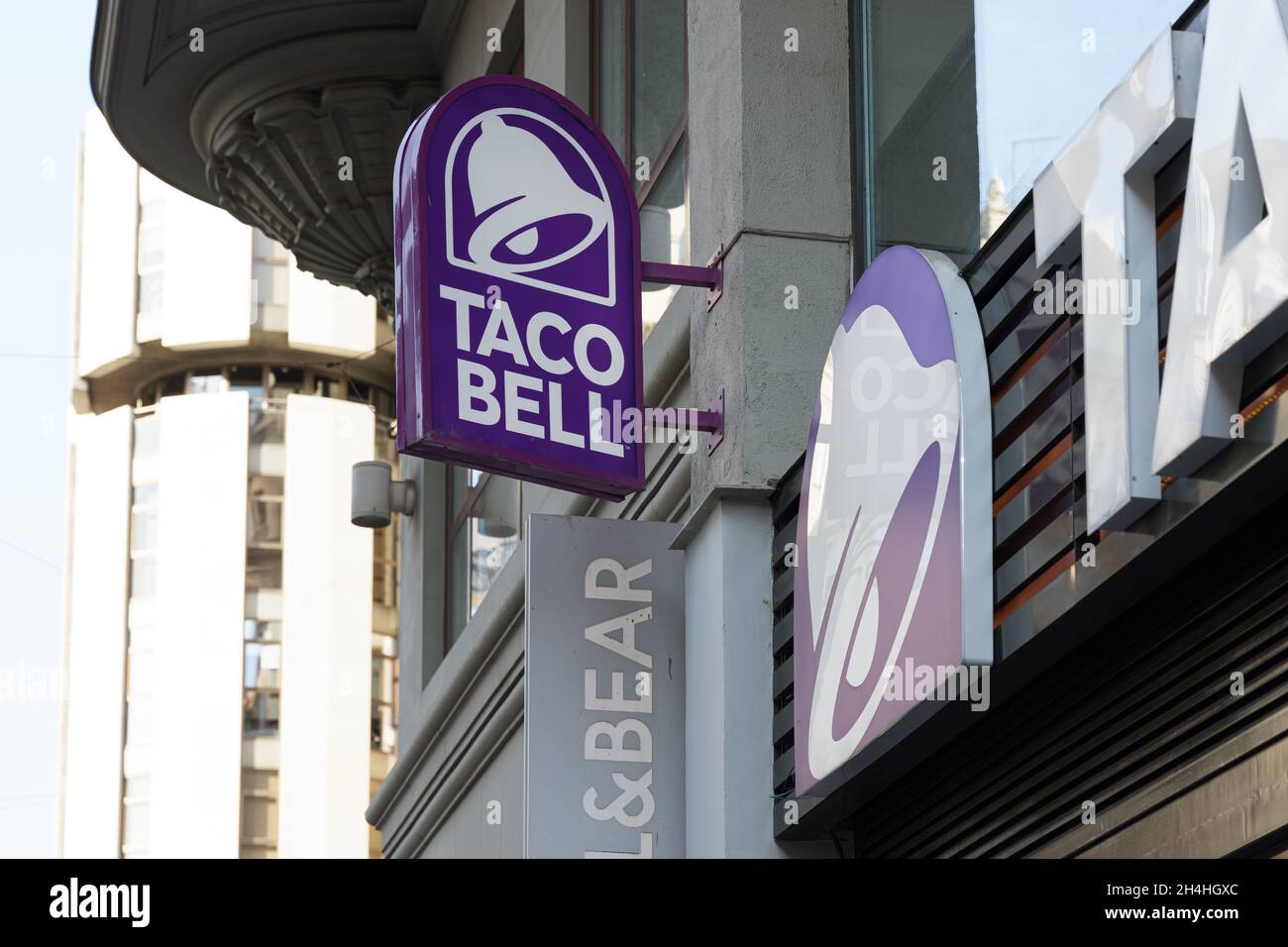 VALENCIA, SPAGNA - 26 OTTOBRE 2021: Il Taco Bell è una catena americana di fast food. I ristoranti servono una varieta' di ispirazione messicana Foto Stock
