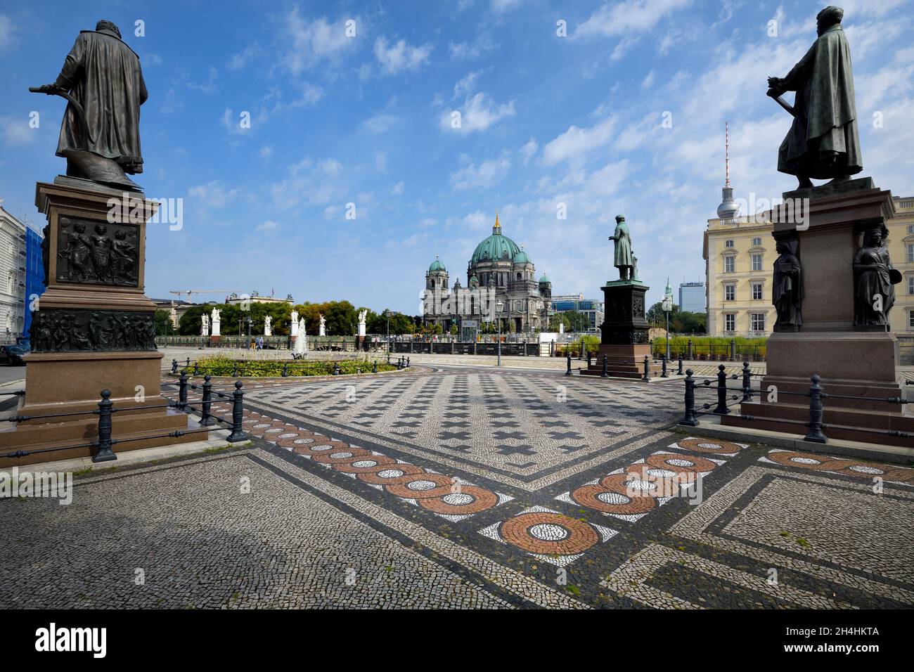 Piazza Schinkel con statue, ponte Schloss e Berliner Dom alle spalle, Unter den Linden, Berlino, Germania Foto Stock