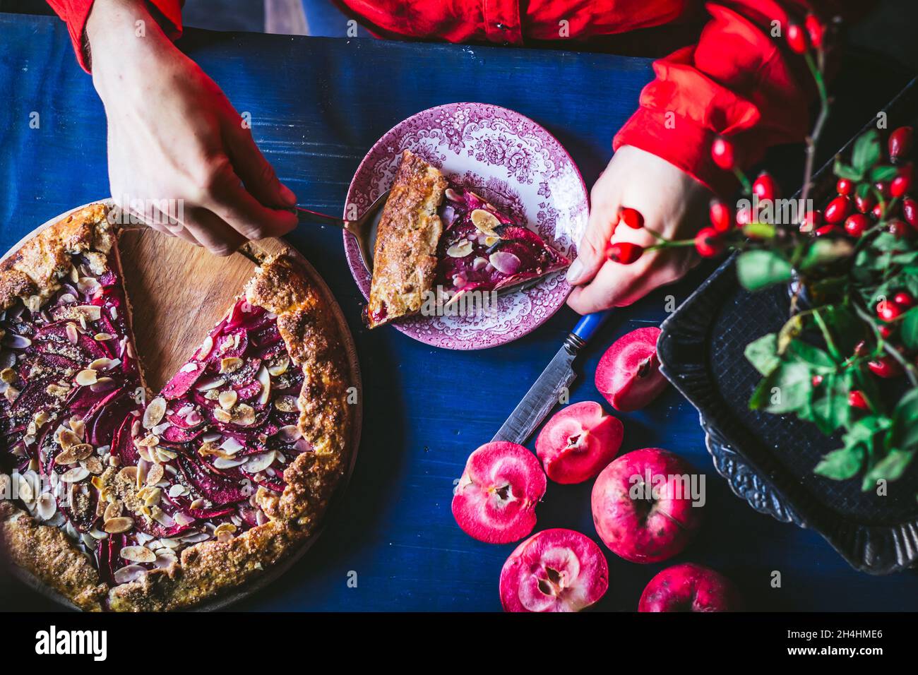 Biscotto con mele rosse. Comfort domestico. Foto Stock