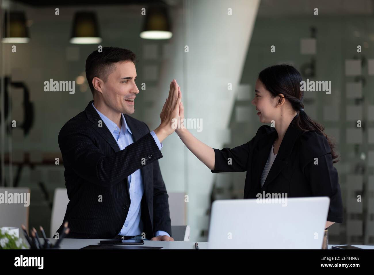 Business uomo e donna business hi cinque bump mano insieme per il lavoro di squadra, diversità business concetto di squadra. Foto Stock