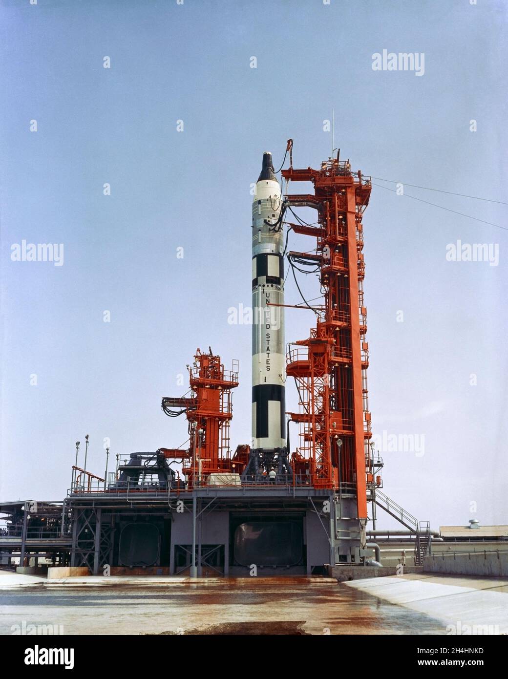 (22 luglio 1965) --- veduta generale di Pad 19 che mostra la navicella spaziale Gemini-5 in cima al veicolo di lancio Gemini 5 durante un esercizio di simulazione di mock bagnato. Foto Stock