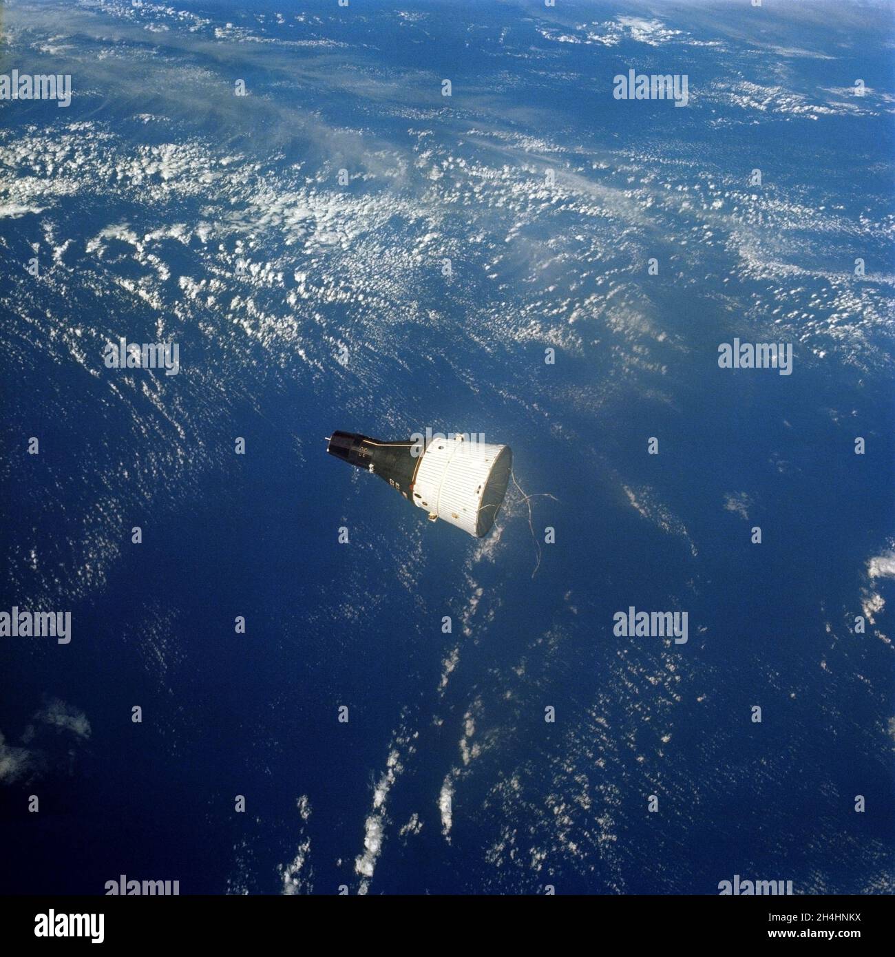 (15 dicembre 1965) --- la navicella spaziale Gemini-7 vista dalla navicella spaziale Gemini-6 durante la loro missione rendezvous nello spazio. Le due navicelle spaziali si trovano a circa 122 metri di distanza. Questa foto è stata scattata con una fotocamera Hasselblad modificata da 70 mm. Foto Stock