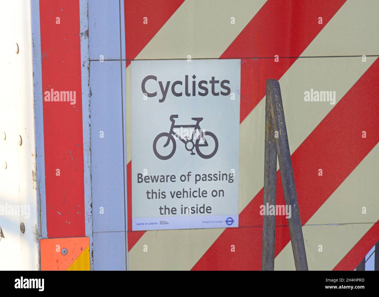 segnale di pericolo sul camion per i ciclisti di non sorpasso all'interno del veicolo regno unito Foto Stock