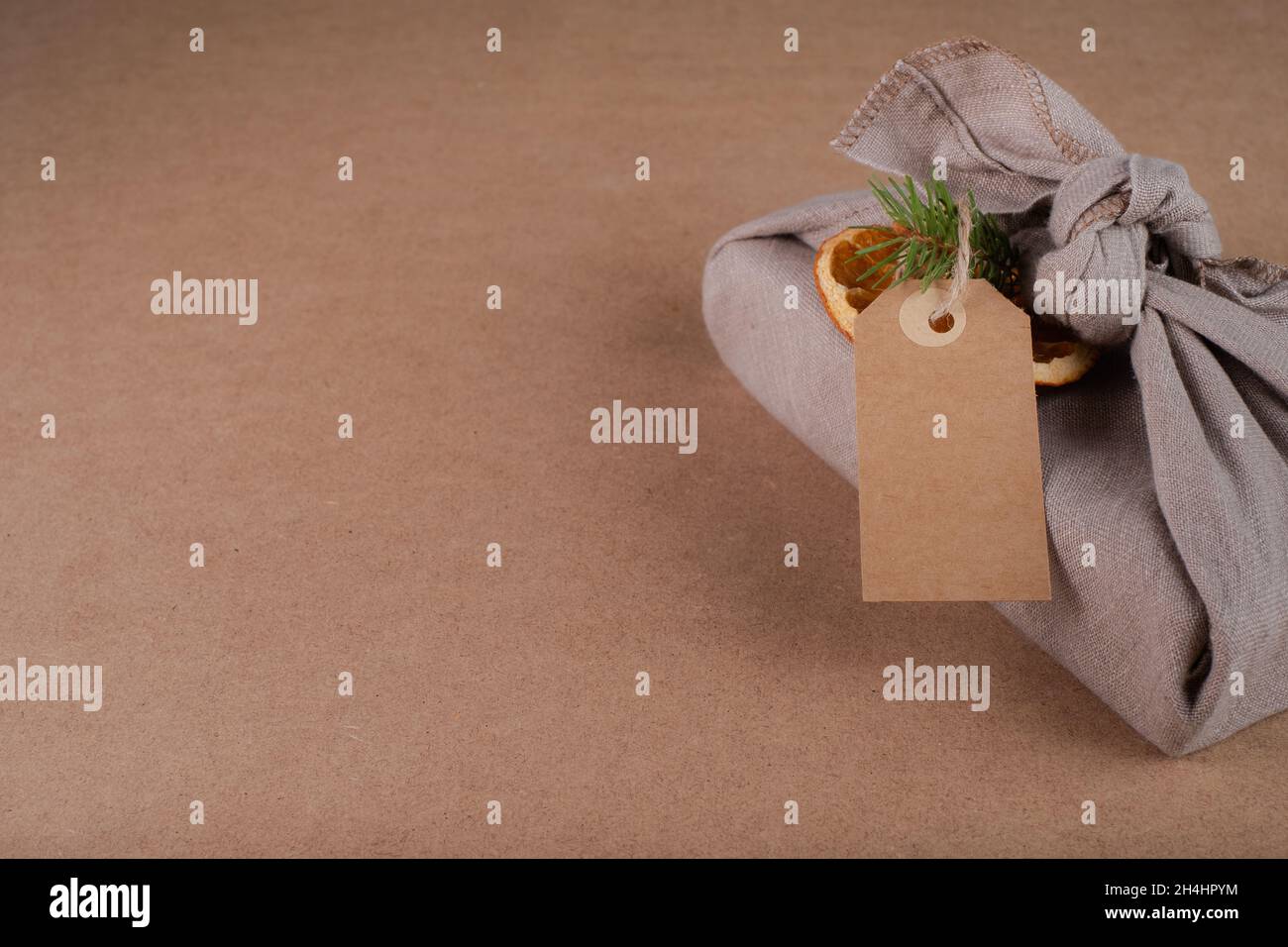 Etichetta vuota su confezione in tessuto riutilizzabile eco-compatibile con i regali. Piccola impresa, idea etica dello shopping. Natale senza sprechi. Spazio libero per il testo. Cartolina. Foto Stock