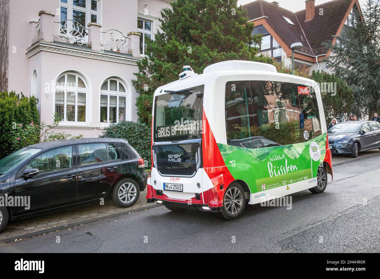 Gli autobus elettrici che guidano autonomamente operano su un percorso di 1.5 km tra la stazione ferroviaria e il campus dell'Università di Scienze applicate Suedwestf Foto Stock