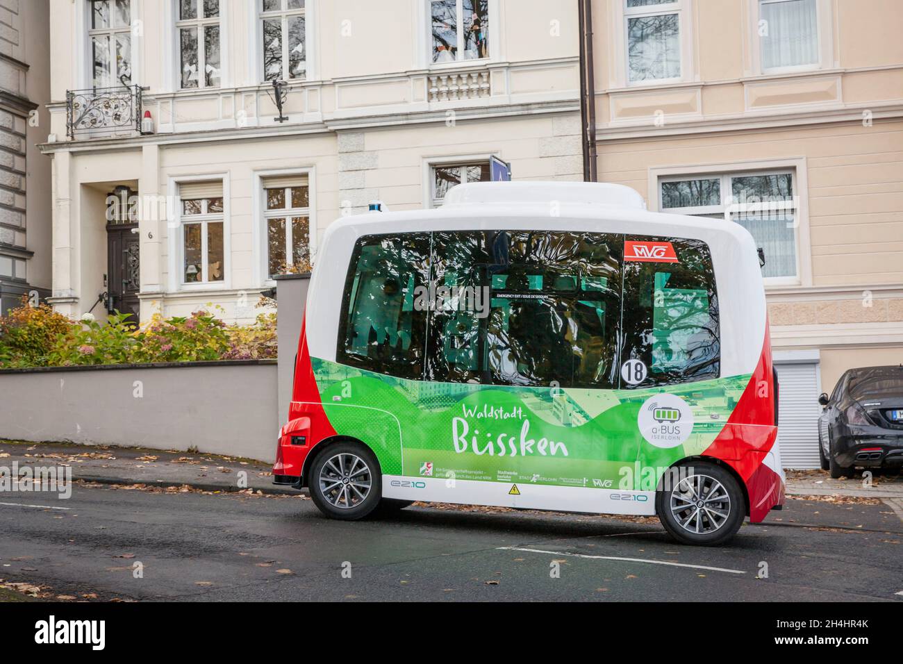 Gli autobus elettrici che guidano autonomamente operano su un percorso di 1.5 km tra la stazione ferroviaria e il campus dell'Università di Scienze applicate Suedwestf Foto Stock