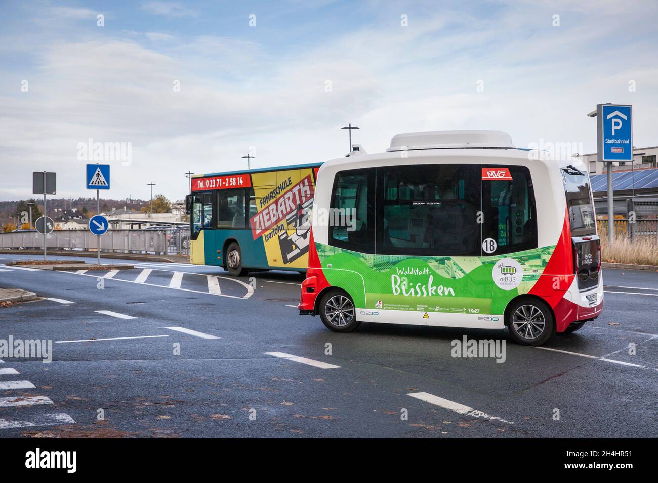 Gli autobus elettrici che guidano autonomamente operano su un percorso di 1.5 km tra la stazione ferroviaria e il campus dell'Università di Scienze applicate Suedwestf Foto Stock