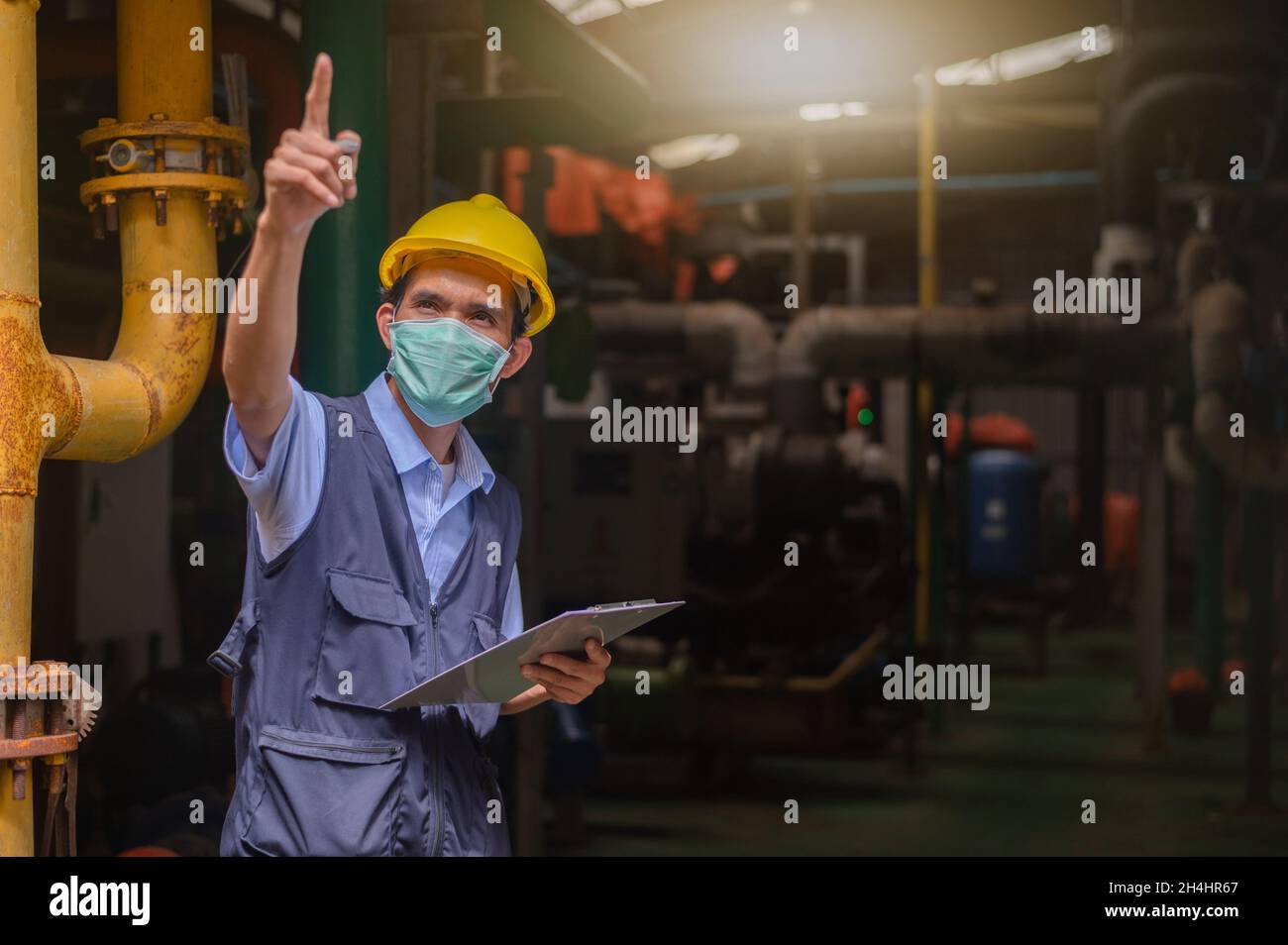 Gli ingegneri monitorano il funzionamento di macchinari industriali e sistemi di controllo. Foto Stock