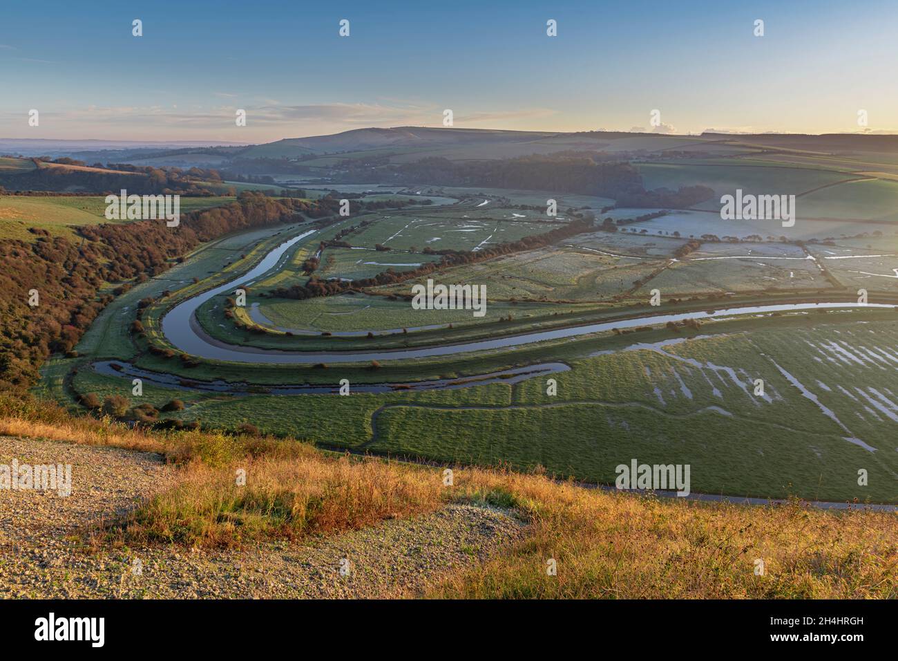 Vista di un fiume meandering in una valle in autunno - novembre Foto Stock