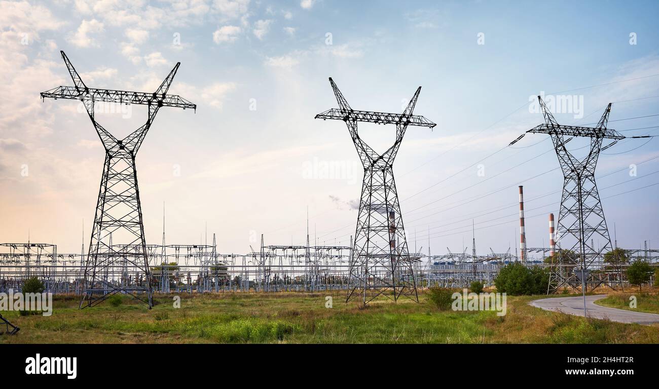 Vista delle torri di trasmissione ad alta tensione di una centrale elettrica. Foto Stock