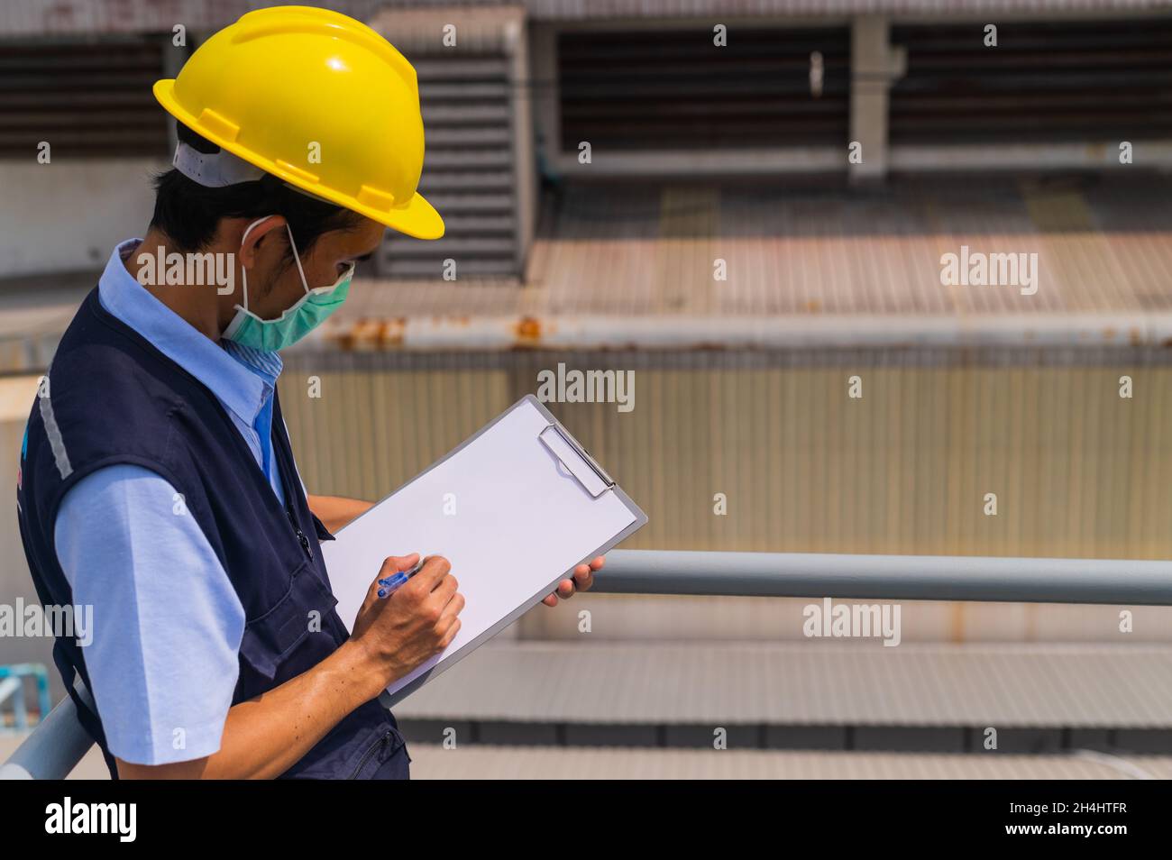 Gli ingegneri scrivono rapporti di ispezione industriale. Foto Stock