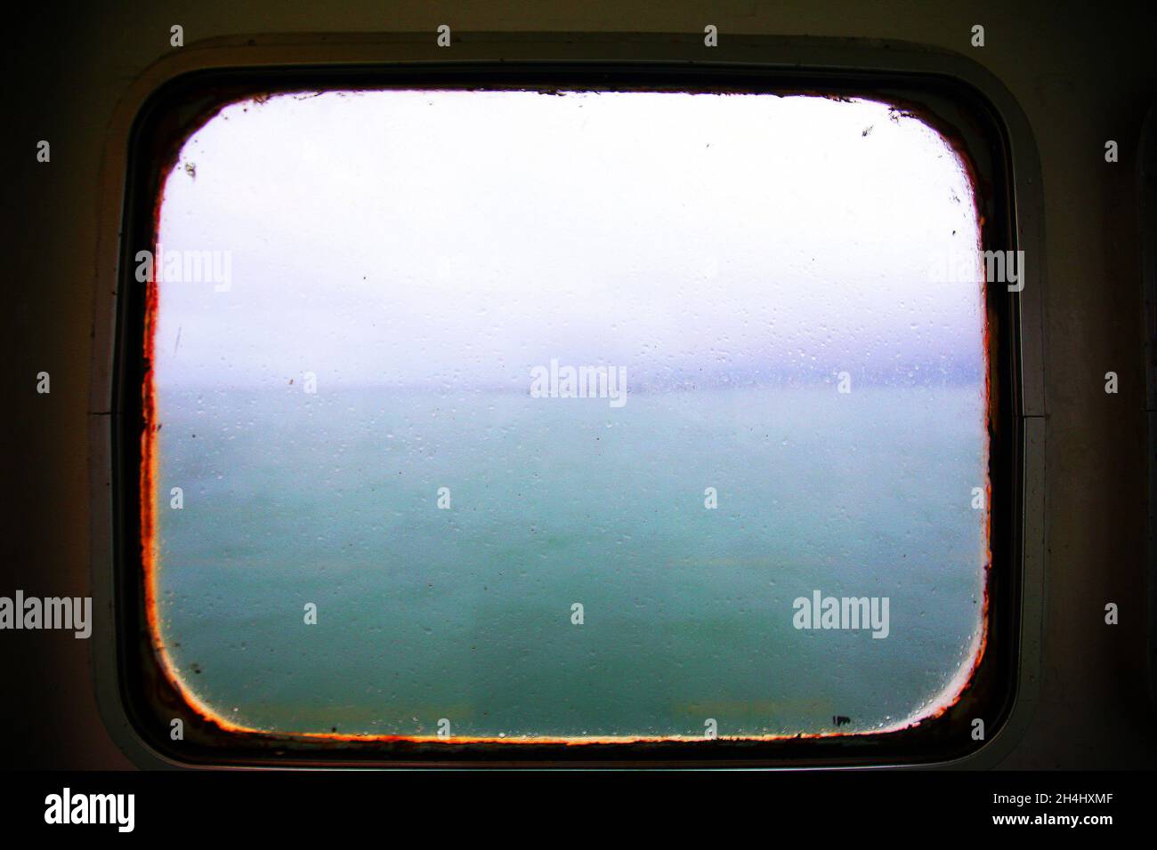 Attraversando il confine irlandese da Greencastle nell'Irlanda del Nord a Greenore nella Repubblica d'Irlanda con un traghetto per auto sulla costa orientale dell'isola. Foto Stock