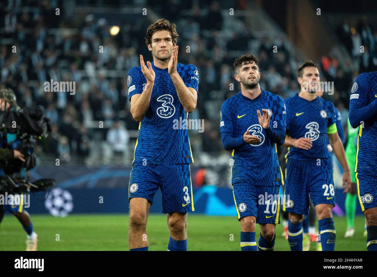 Malmo, Svezia. 2 novembre 2021. Marcos Alonso (3) del Chelsea FC ringrazia i tifosi del Chelsea nella sezione Away dopo la partita della Champions League tra Malmo FF e Chelsea allo stadio Eleda di Malmö. (Photo Credit: Gonzales Photo/Alamy Live News Foto Stock