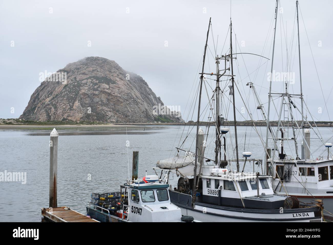 MORRO BAY, STATI UNITI - 01 luglio 2019: Le barche da pesca al porto di Morro Bay, California, in una giornata trascorsa sullo sfondo di Morro Rock Foto Stock