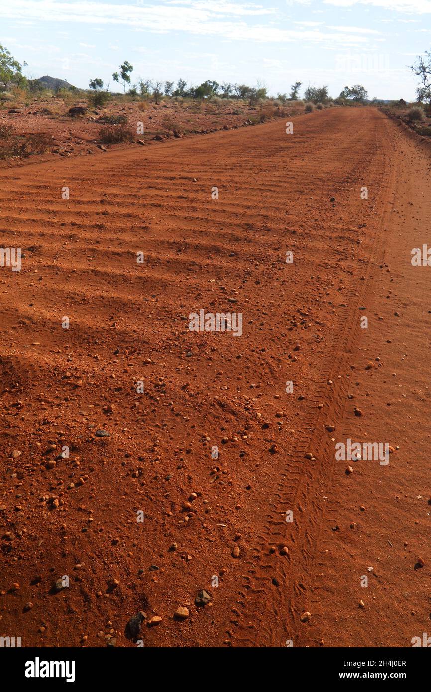 Outback Australian dirt Road che mostra le ondulazioni, Australia Occidentale Foto Stock