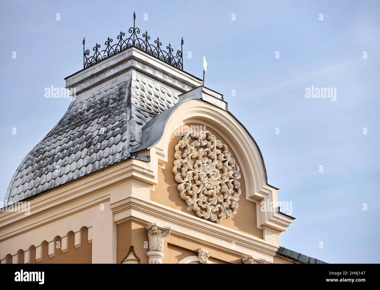 Ebreo Grande Sinagoga Corale di Grodno, Bielorussia. Elemento decor facciata in stucco ornamento di architettura del 16 secolo in stile eclettico e moresco con sei Foto Stock