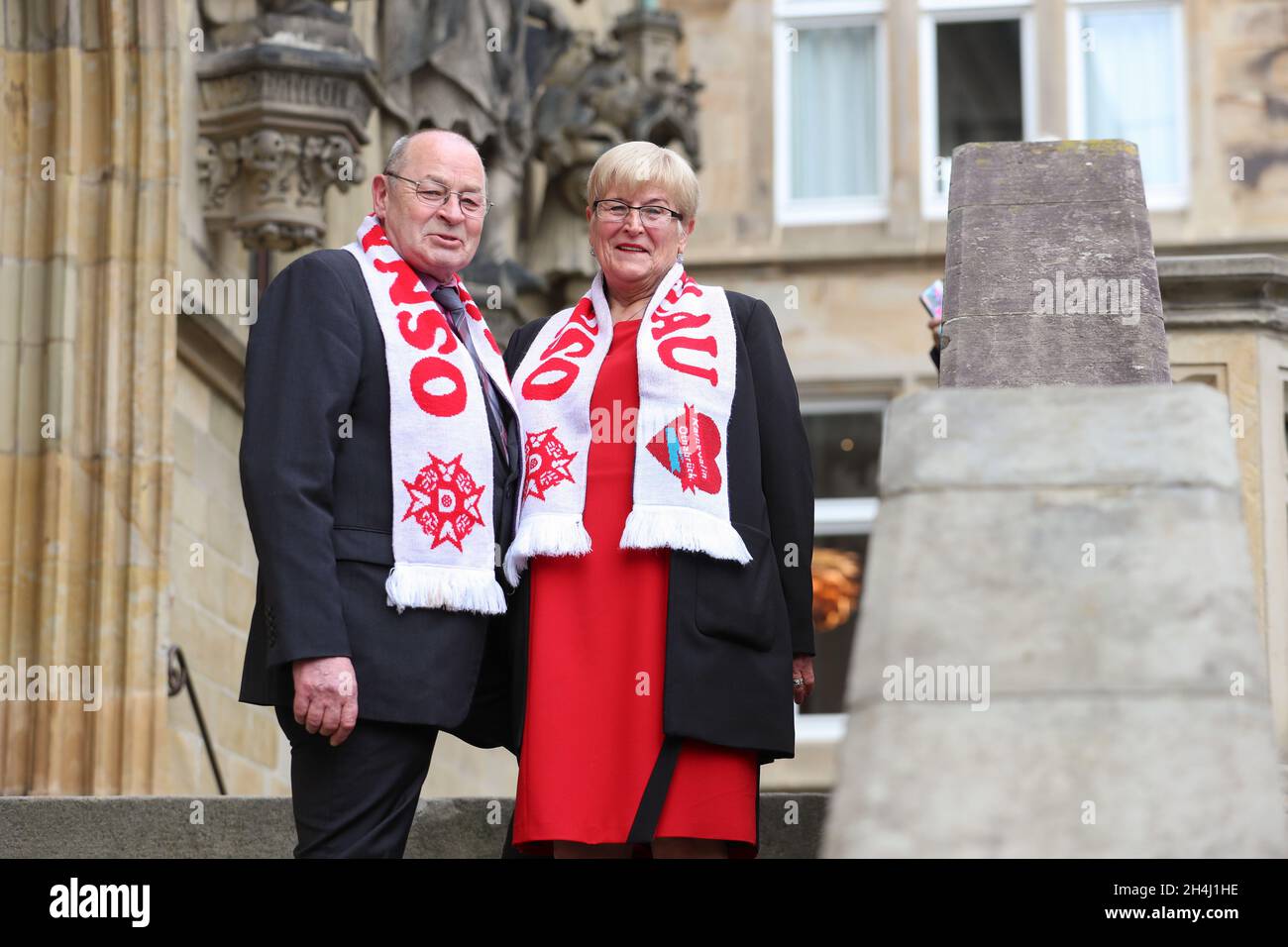 03 novembre 2021, bassa Sassonia, Osnabrück: Il principe e la principessa della prossima stagione di carnevale del Comitato dei cittadini del Carnevale di Osnabrück (BOK) Klaus I. (Kunde) e Lena I. (Danielsen) sono in piedi sulle scale del Municipio di Osnabrück. Entrambi appartengono al tradizionale club di carnevale 'Die Blauen Funken' e si presentano ai rappresentanti della città per la prima volta in questo giorno. Foto: Friso Gentsch/dpa Foto Stock