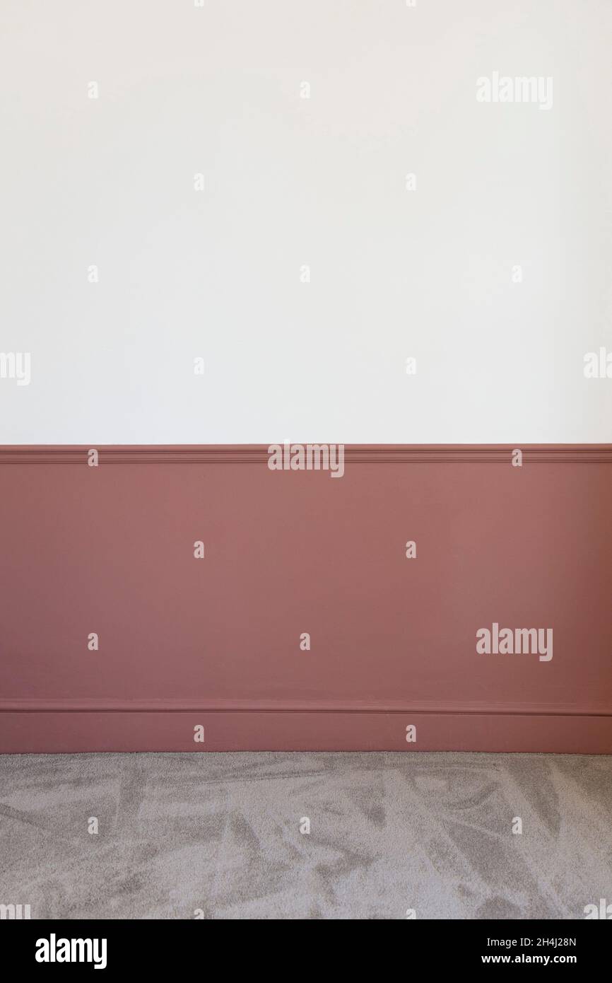 Interni moderni con una guida vittoriana dipinta di dado in rosa e bianco muro sopra Foto Stock