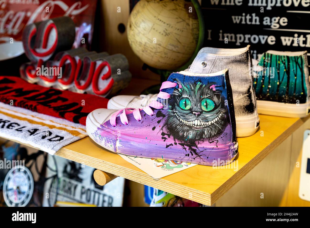 Articoli artigianali, sneakers Cheshire Cat al Buck Street Market, Camden, Londra, Regno Unito Foto Stock