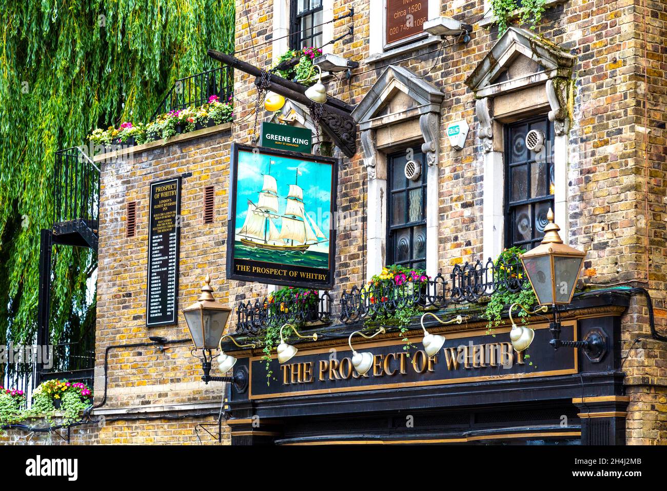 L'esterno dello storico pub sul lungofiume la prospettiva di Whitby risalente al XVI secolo, Wapping, Londra, Regno Unito Foto Stock