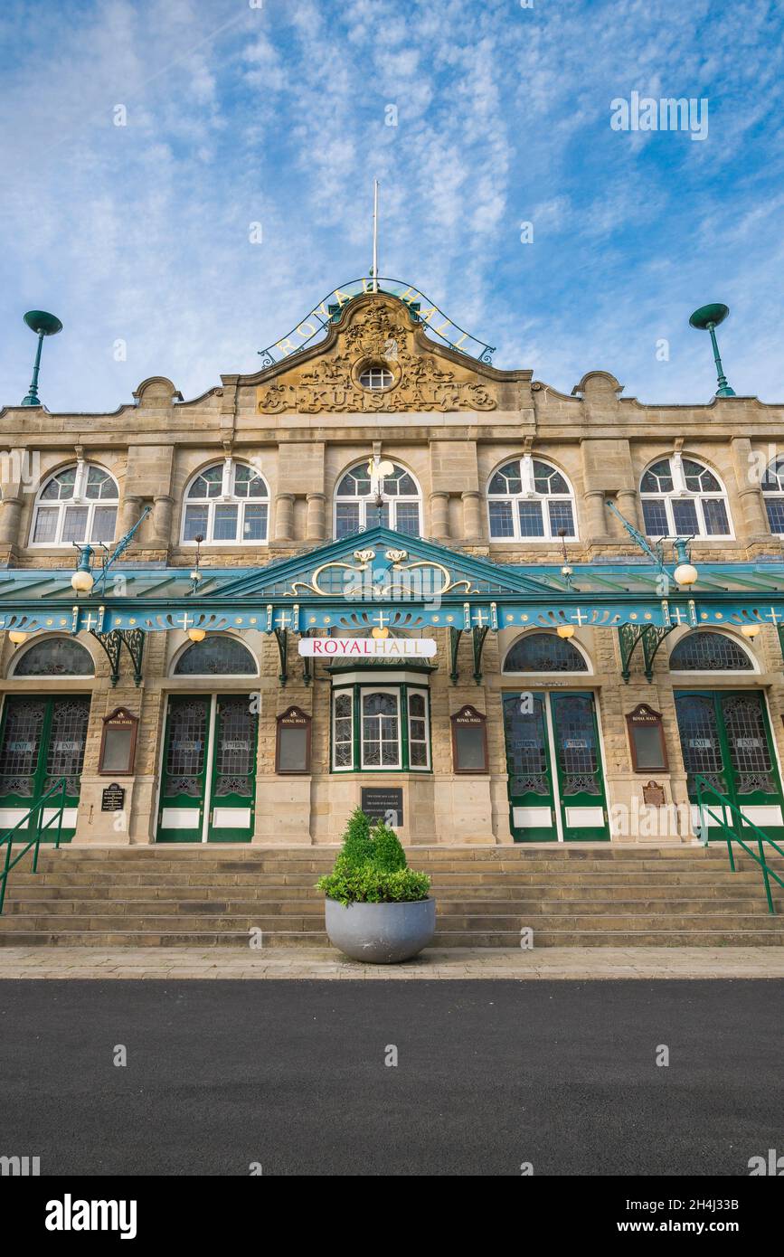 Royal Hall Harrogate, vista della Royal Hall dell'epoca edoardiana (1903) - un teatro popolare e luogo di intrattenimento accuratamente restaurato a Harrogate, Regno Unito Foto Stock